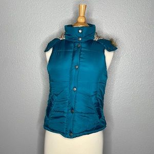 Medium women’s Bongo Jeans puffer vest with fur hood brim